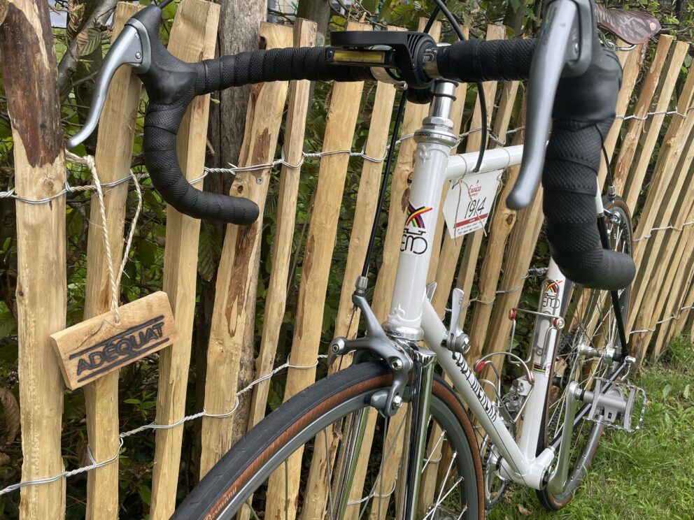 Clôture ganivielle française en bois de châtaignier de 100 cm de hauteur et avec un espacement de 4 cm. entre les lattes.