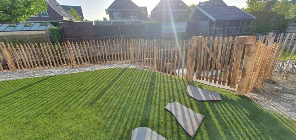 Clôture ganivielle française en bois de châtaignier de 100 cm de hauteur et avec un espacement de 8 cm. entre les lattes.