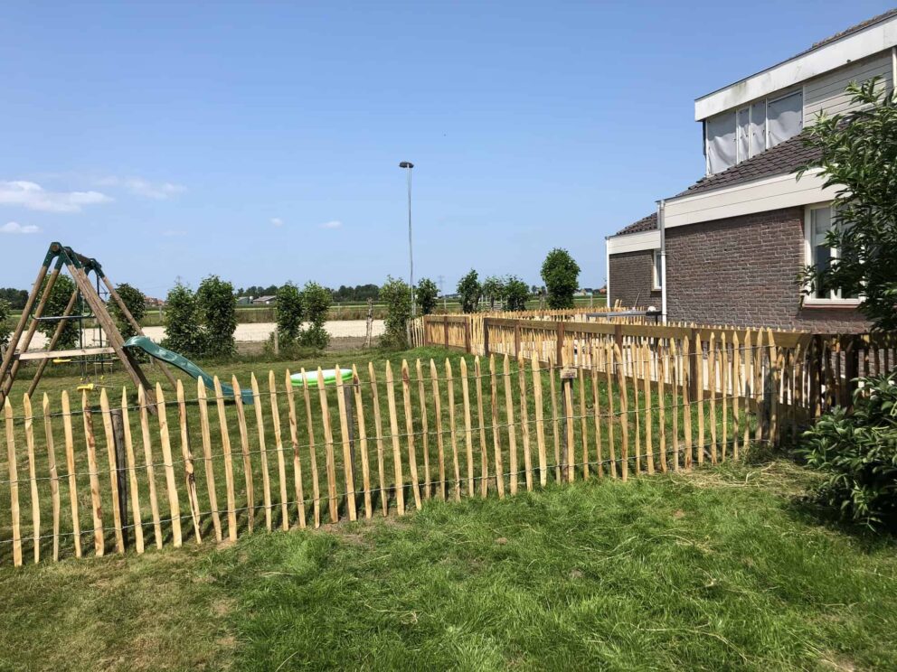 Clôture ganivielle française en bois de châtaignier de 100 cm de hauteur et avec un espacement de 6 cm. entre les lattes.