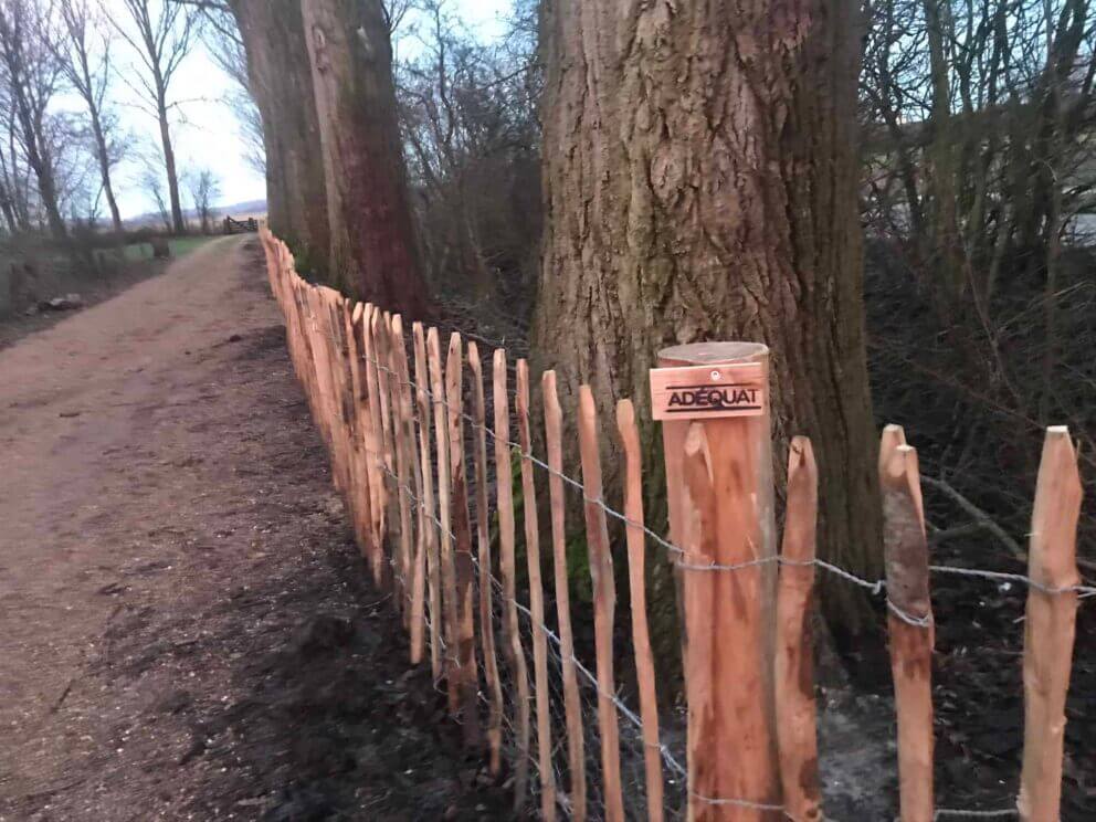 Clôture ganivielle française en bois de châtaignier de 100 cm de hauteur et avec un espacement de 10 cm. entre les lattes.