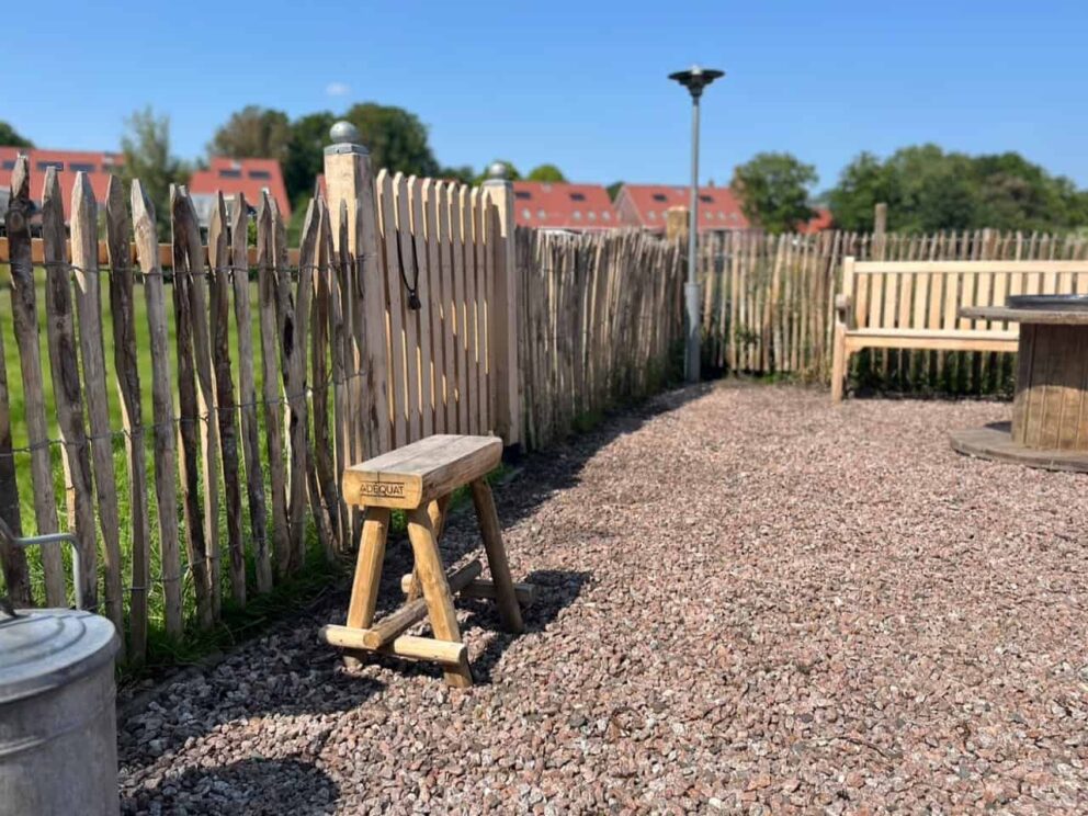 Clôture ganivielle française en bois de châtaignier de 100 cm de hauteur et avec un espacement de 2 cm. entre les lattes.