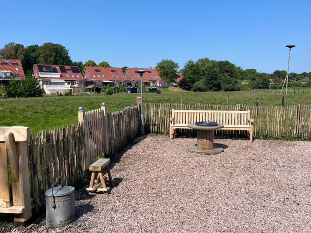 Clôture ganivielle française en bois de châtaignier de 100 cm de hauteur et avec un espacement de 2 cm. entre les lattes.