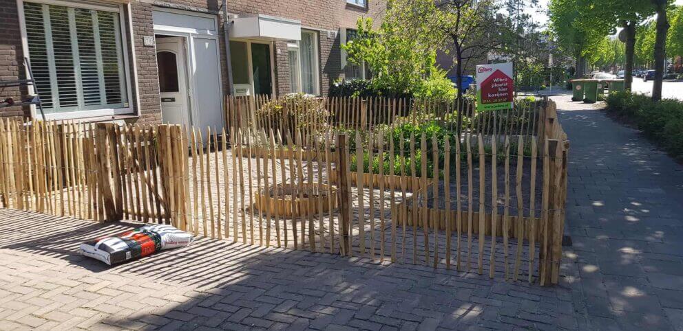 Clôture ganivielle française en bois de châtaignier de 100 cm de hauteur et avec un espacement de 4 cm. entre les lattes.