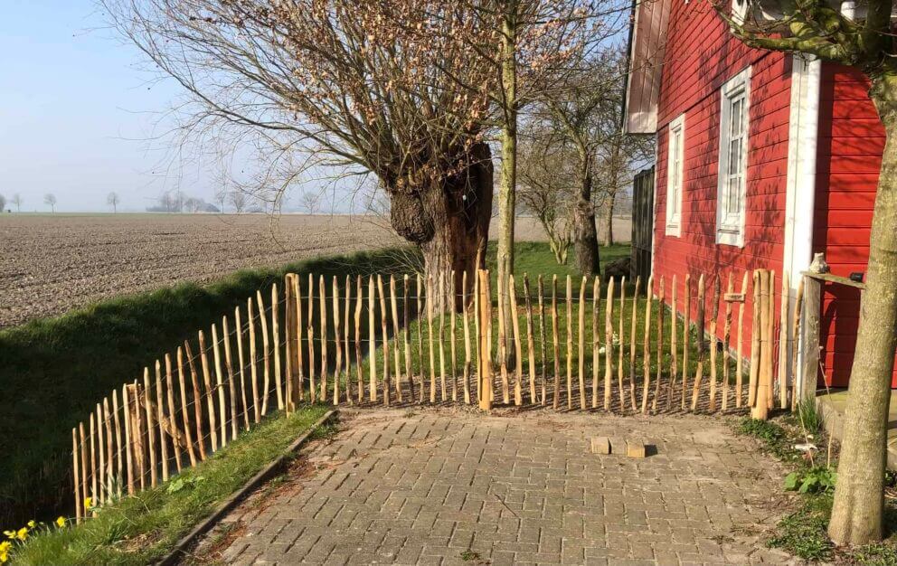 Clôture ganivielle française en bois de châtaignier de 100 cm de hauteur et avec un espacement de 8 cm. entre les lattes.