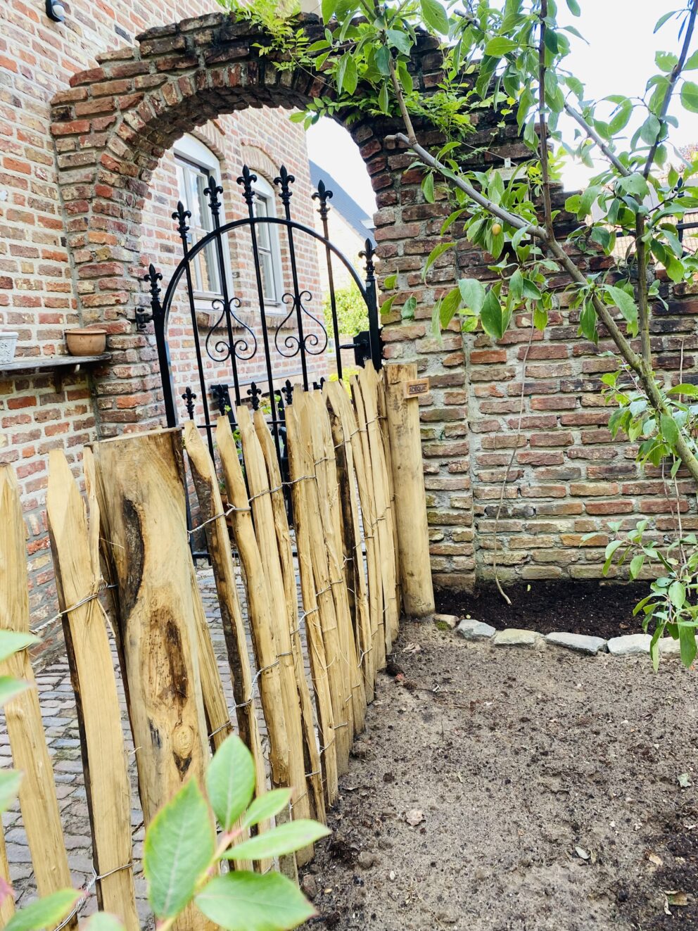 Clôture ganivielle française en bois de châtaignier de 100 cm de hauteur et avec un espacement de 6 cm. entre les lattes.