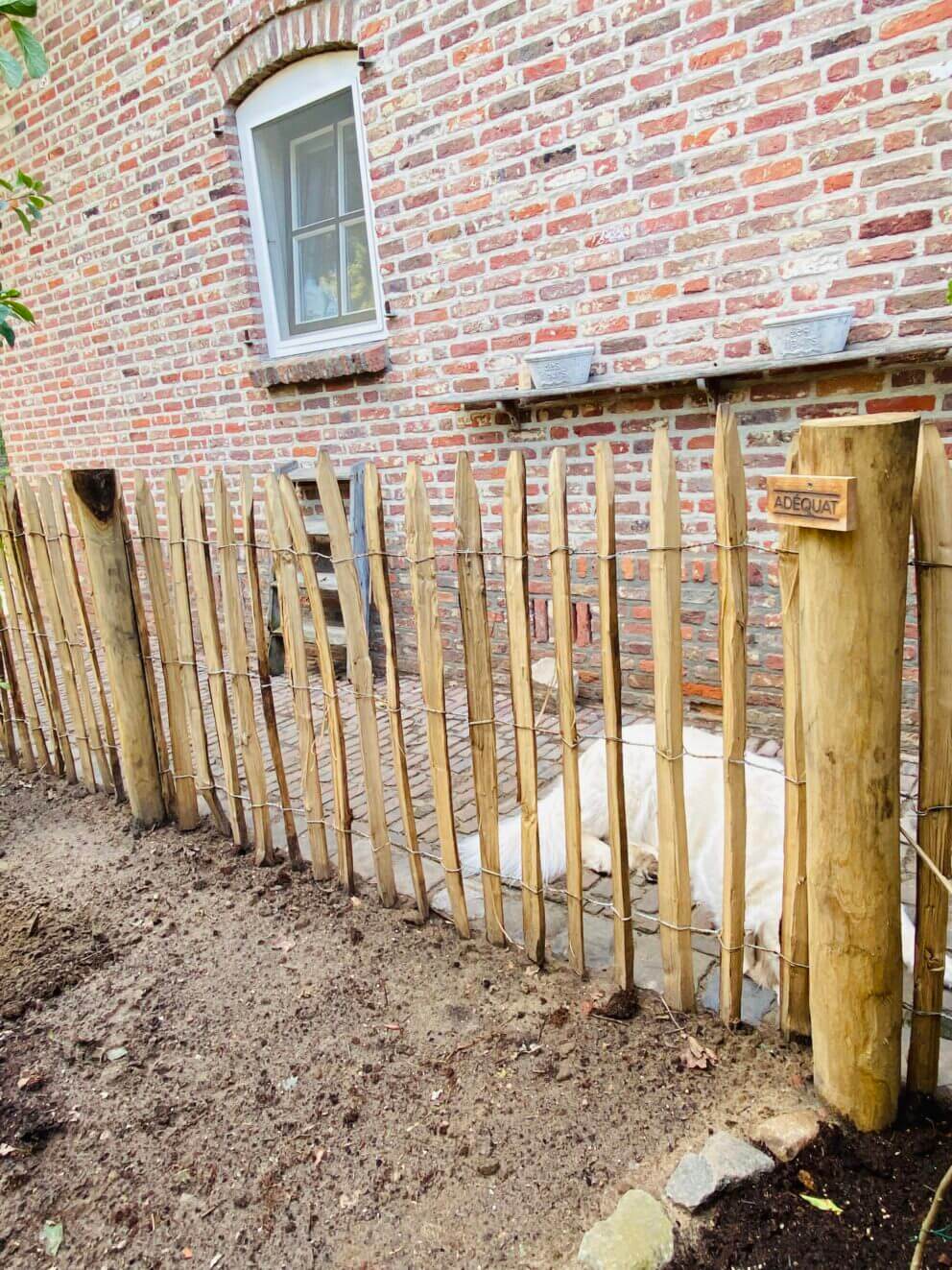 Clôture ganivielle française en bois de châtaignier de 100 cm de hauteur et avec un espacement de 6 cm. entre les lattes.