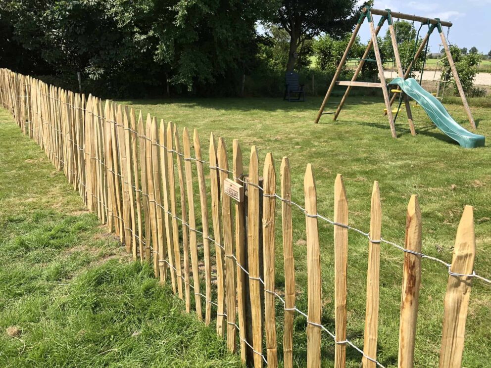 Clôture ganivielle française en bois de châtaignier de 100 cm de hauteur et avec un espacement de 6 cm. entre les lattes.