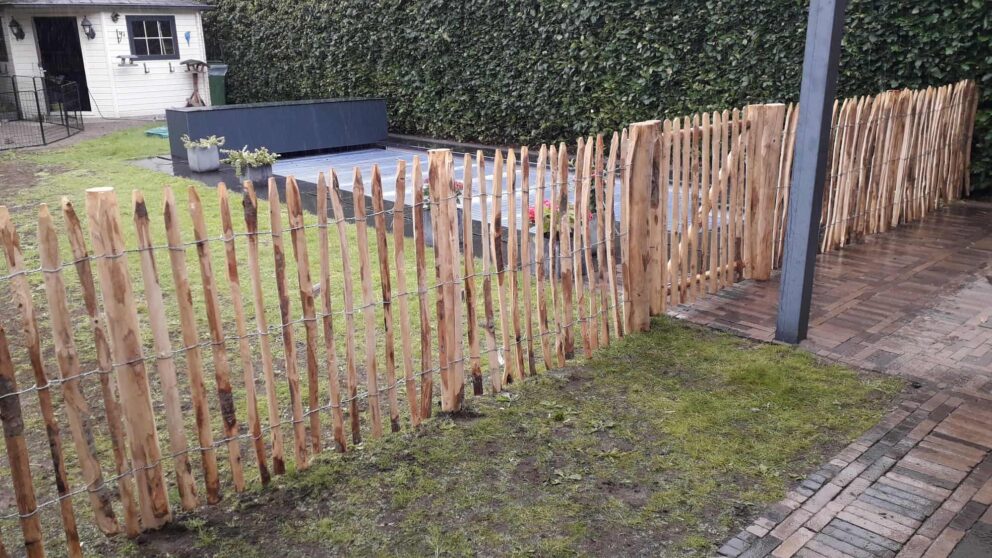 Clôture ganivielle française en bois de châtaignier de 100 cm de hauteur et avec un espacement de 4 cm. entre les lattes.