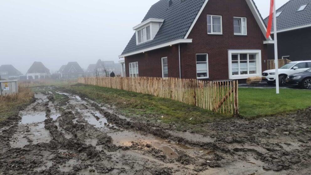 Clôture ganivielle française en bois de châtaignier de 100 cm de hauteur et avec un espacement de 8 cm. entre les lattes.