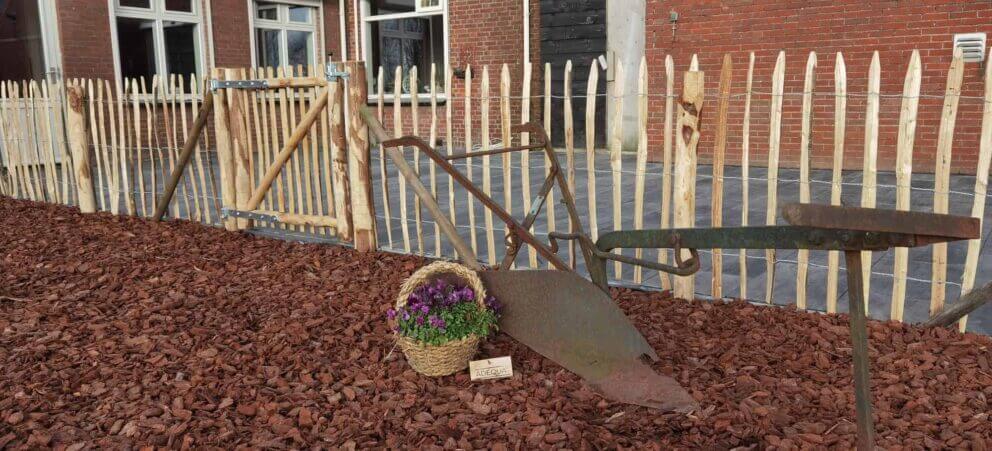 Clôture ganivielle française en bois de châtaignier de 100 cm de hauteur et avec un espacement de 8 cm. entre les lattes.