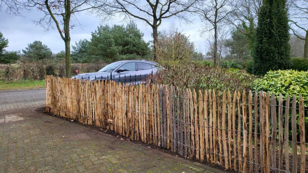 Clôture ganivielle française en bois de châtaignier de 100 cm de hauteur et avec un espacement de 2 cm. entre les lattes.