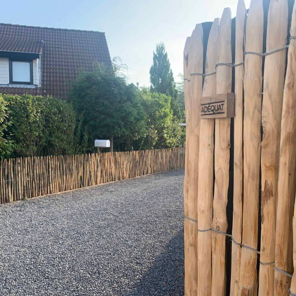 Clôture ganivielle française en bois de châtaignier de 100 cm de hauteur et avec un espacement de 2 cm. entre les lattes.