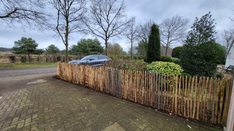 Clôture ganivielle française en bois de châtaignier de 100 cm de hauteur et avec un espacement de 2 cm. entre les lattes.