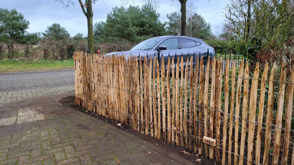 Clôture ganivielle française en bois de châtaignier de 100 cm de hauteur et avec un espacement de 2 cm. entre les lattes.