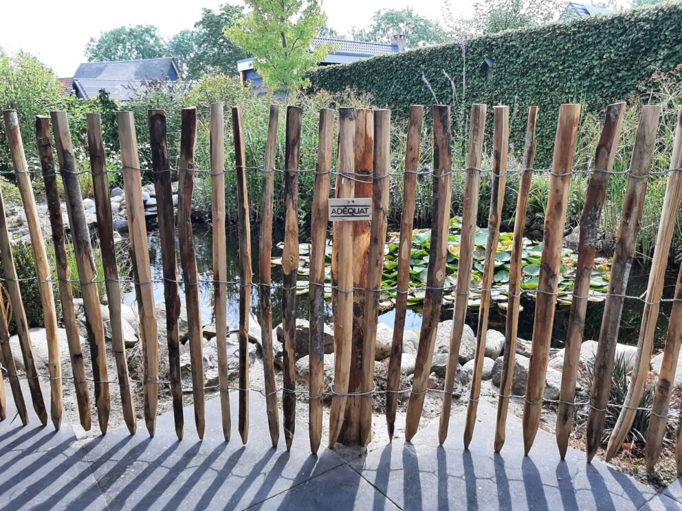 Clôture ganivielle française en bois de châtaignier de 100 cm de hauteur et avec un espacement de 4 cm. entre les lattes.