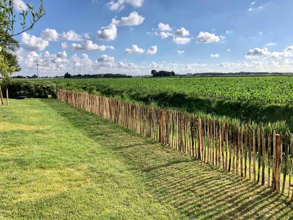 Clôture ganivielle française en bois de châtaignier de 100 cm de hauteur et avec un espacement de 4 cm. entre les lattes.