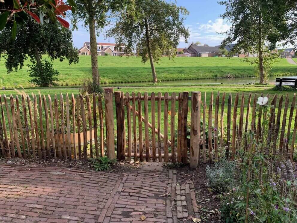 Clôture ganivielle française en bois de châtaignier de 100 cm de hauteur et avec un espacement de 4 cm. entre les lattes.