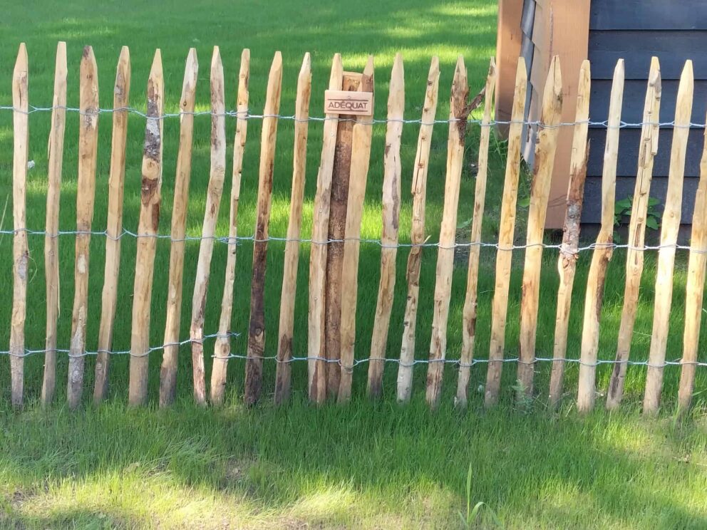 Clôture ganivielle française en bois de châtaignier de 100 cm de hauteur et avec un espacement de 4 cm. entre les lattes.