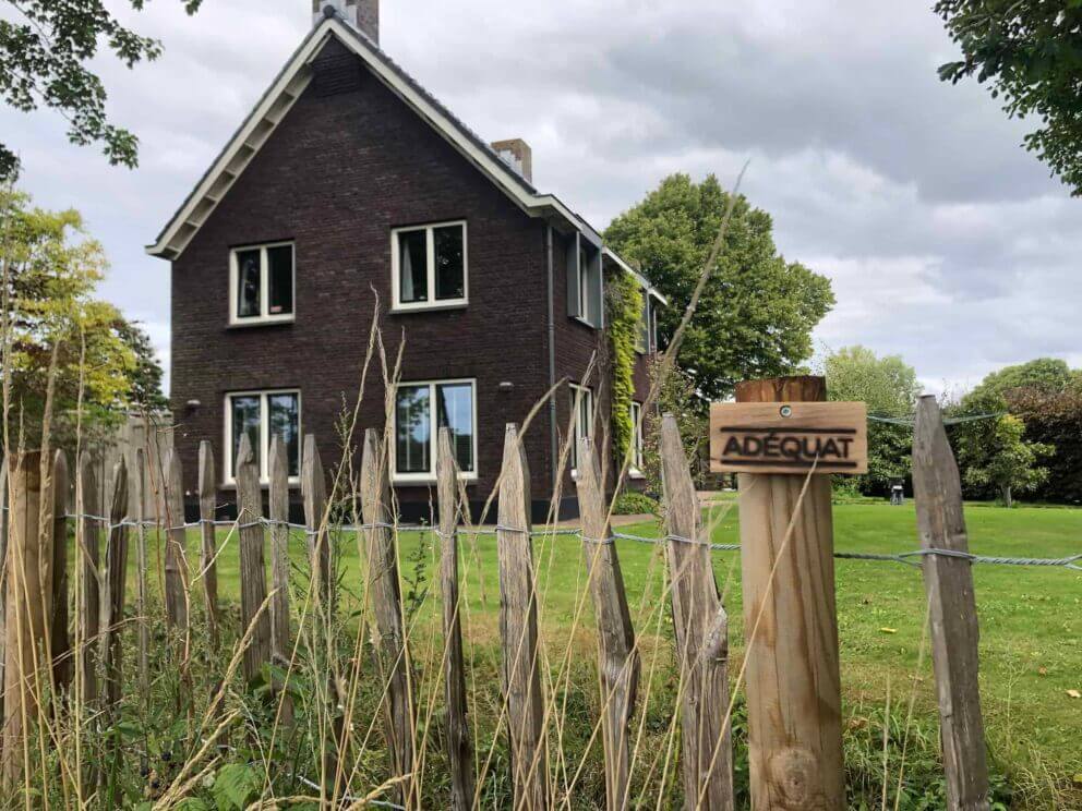 Clôture ganivielle française en bois de châtaignier de 100 cm de hauteur et avec un espacement de 6 cm. entre les lattes.