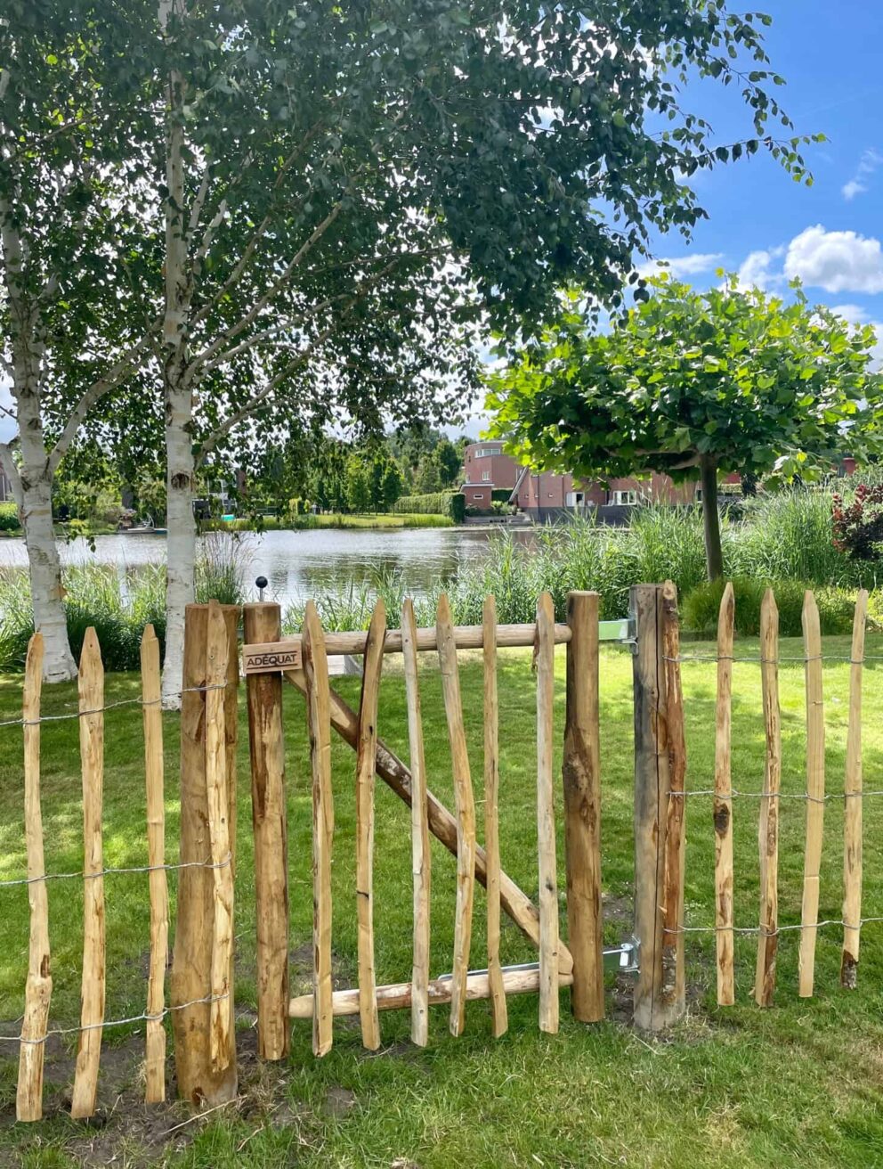 Clôture ganivielle française en bois de châtaignier de 100 cm de hauteur et avec un espacement de 8 cm. entre les lattes.