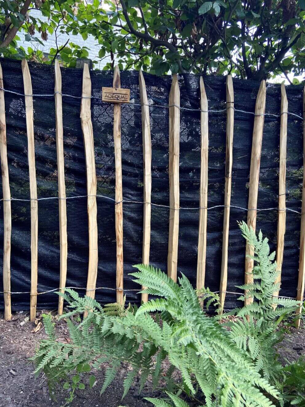 Clôture ganivielle française en bois de châtaignier de 120 cm de hauteur et avec un espacement de 10 cm. entre les lattes.