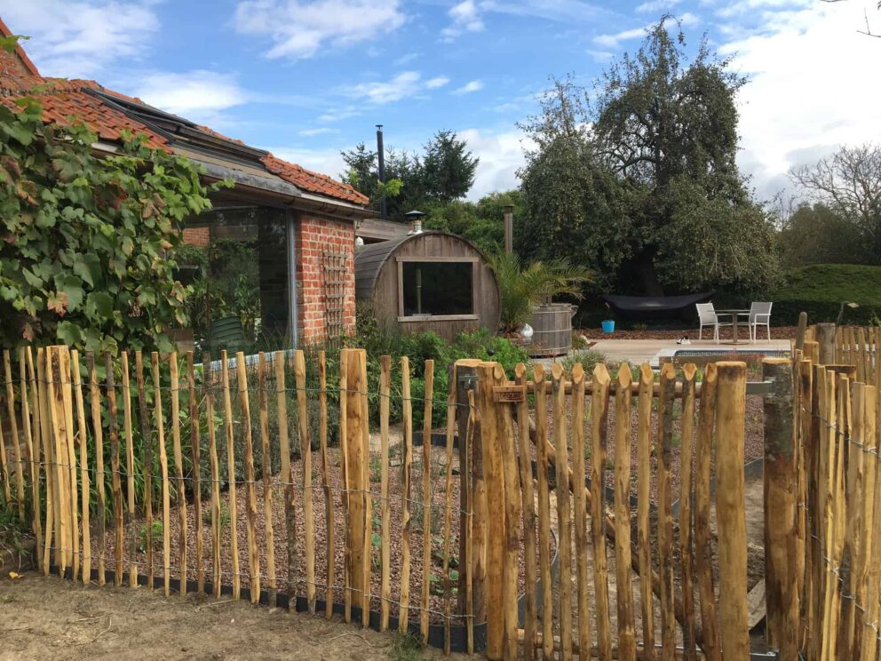 Clôture ganivielle française en bois de châtaignier de 120 cm de hauteur et avec un espacement de 6 cm. entre les lattes.