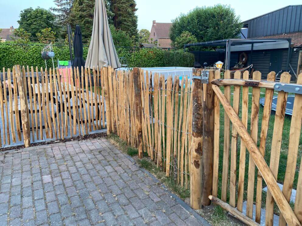 Clôture ganivielle française en bois de châtaignier de 120 cm de hauteur et avec un espacement de 2 cm. entre les lattes.