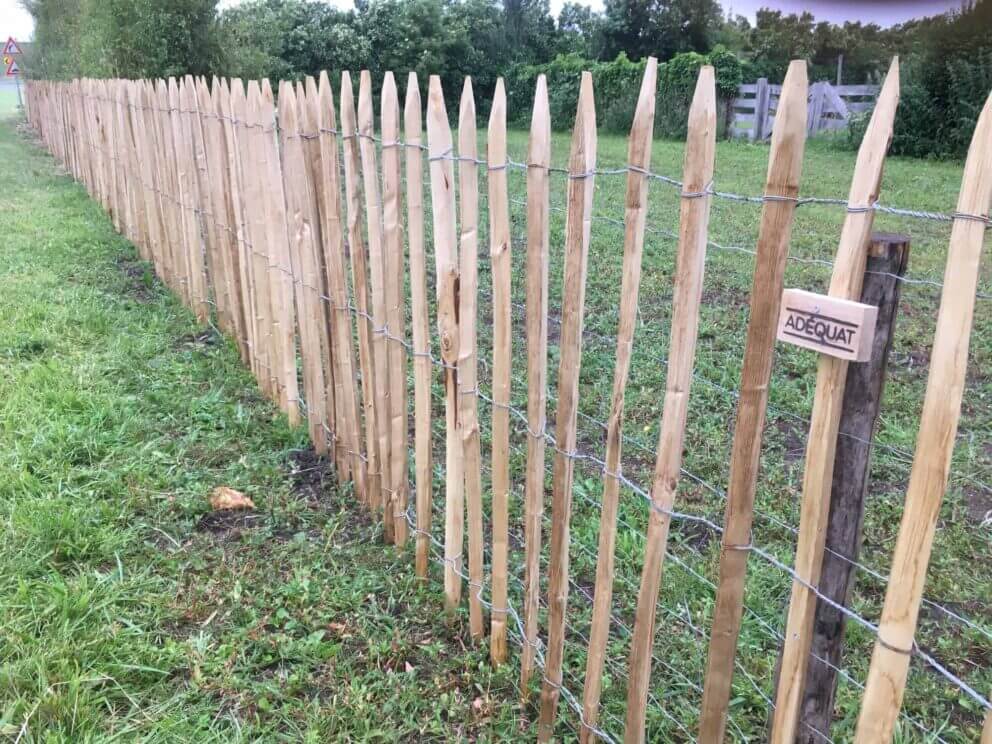 Clôture ganivielle française en bois de châtaignier de 120 cm de hauteur et avec un espacement de 10 cm. entre les lattes.