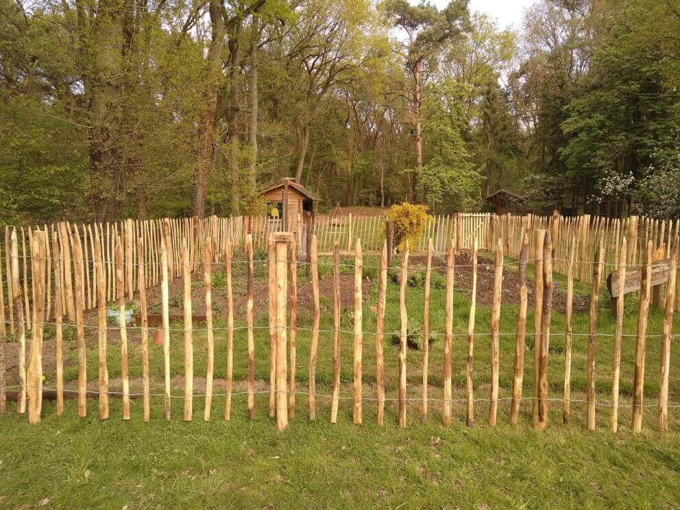 Clôture ganivielle française en bois de châtaignier de 120 cm de hauteur et avec un espacement de 10 cm. entre les lattes.