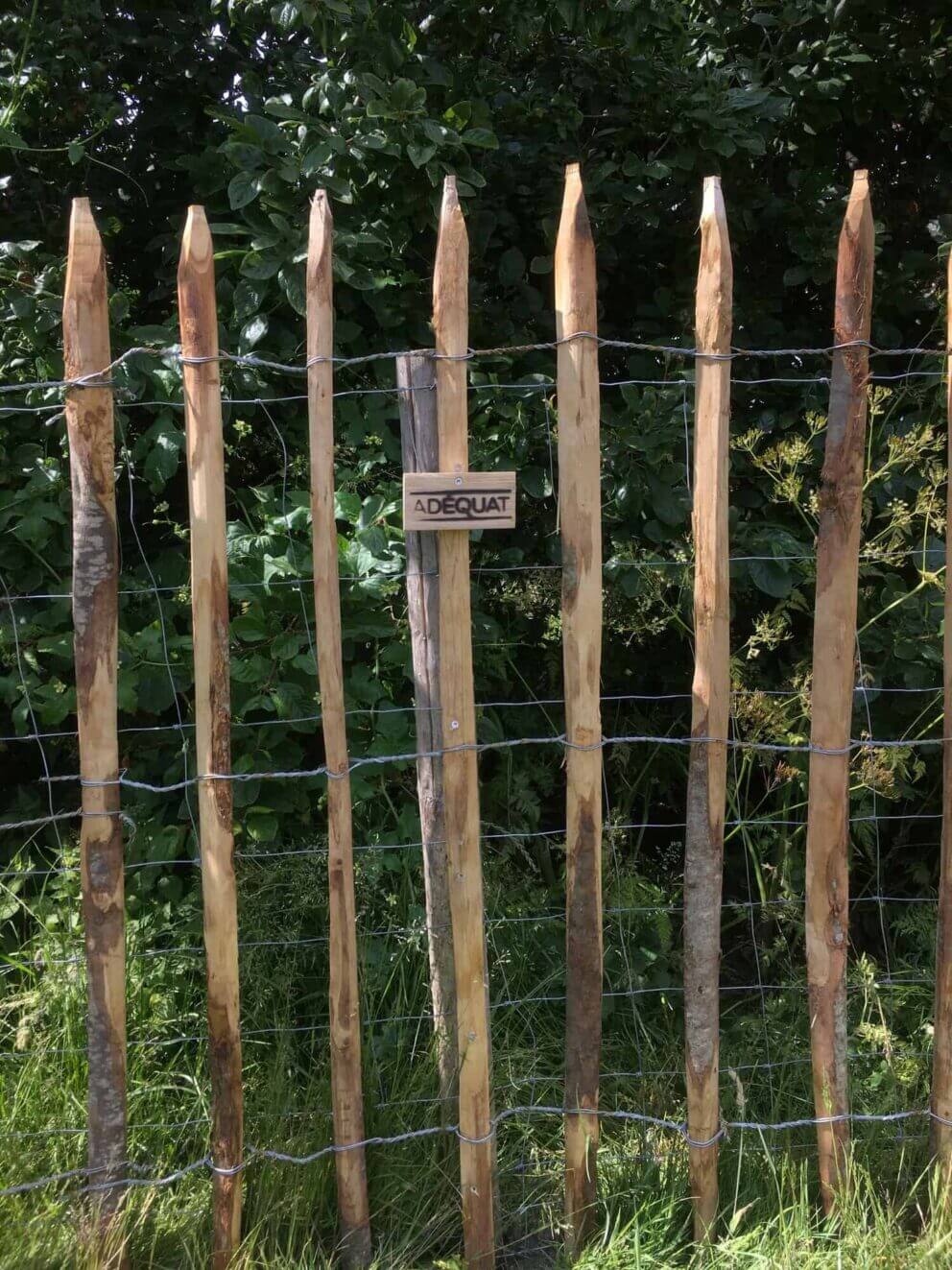 Clôture ganivielle française en bois de châtaignier de 120 cm de hauteur et avec un espacement de 10 cm. entre les lattes.