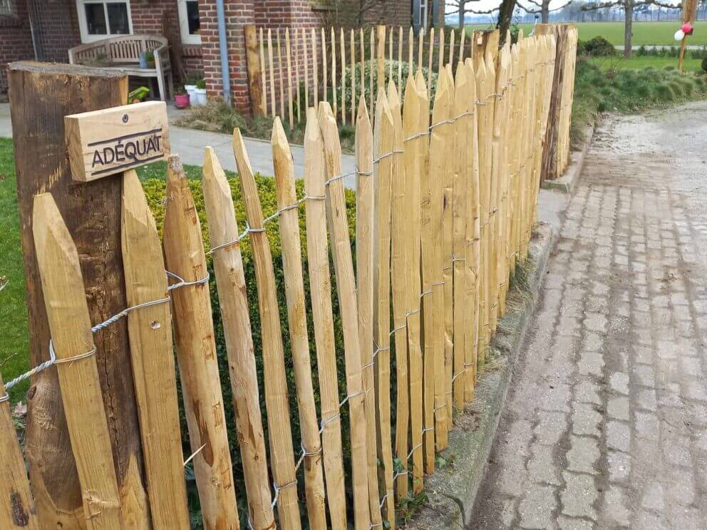 Clôture ganivielle française en bois de châtaignier de 120 cm de hauteur et avec un espacement de 6 cm. entre les lattes.