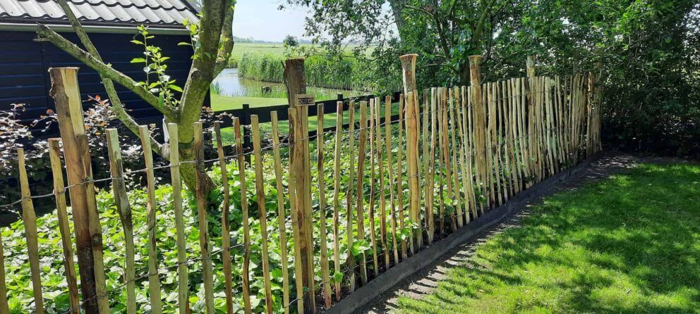 Clôture ganivielle française en bois de châtaignier de 120 cm de hauteur et avec un espacement de 8 cm. entre les lattes.