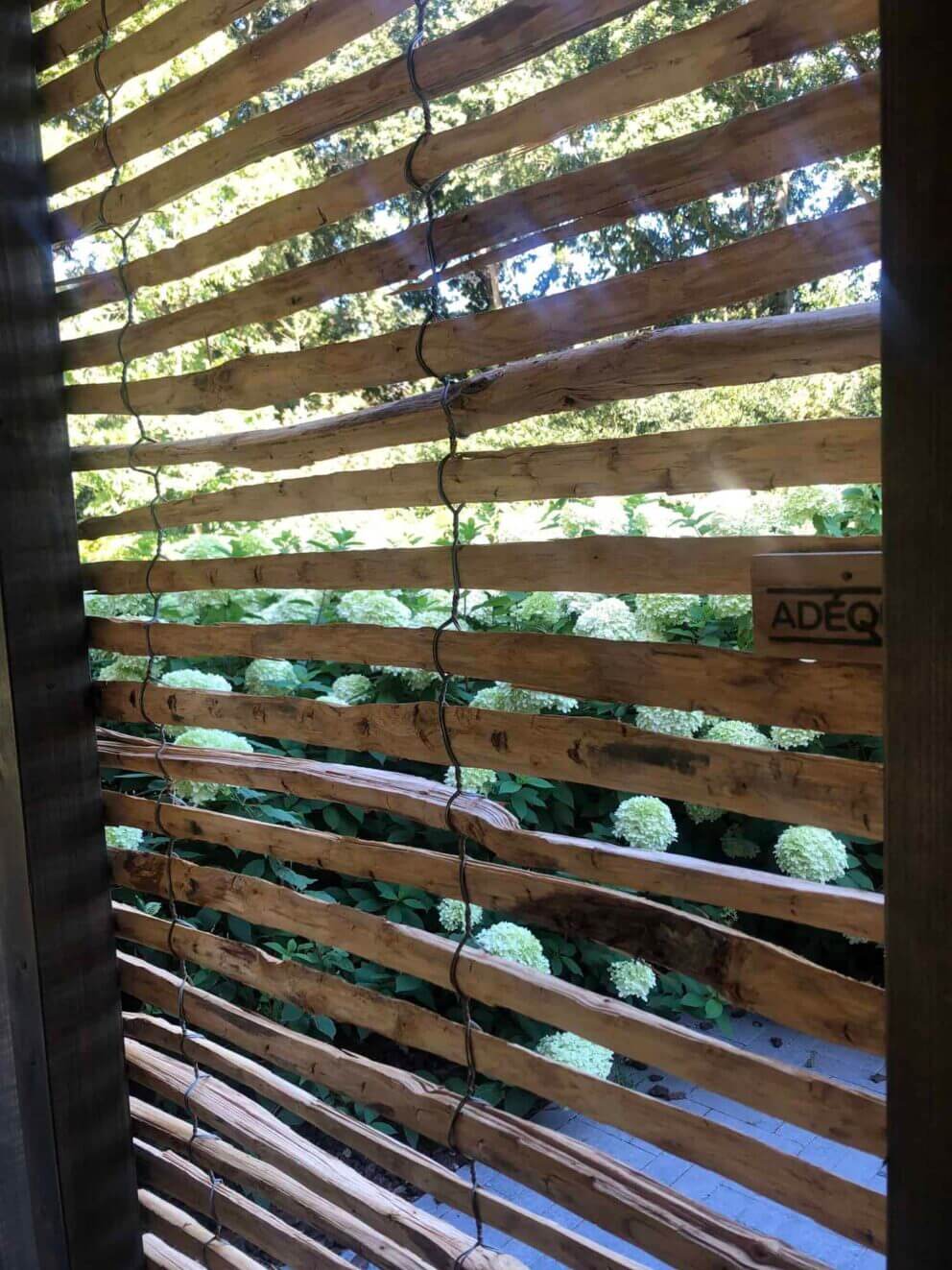 Clôture ganivielle française en bois de châtaignier de 120 cm de hauteur et avec un espacement de 2 cm. entre les lattes.