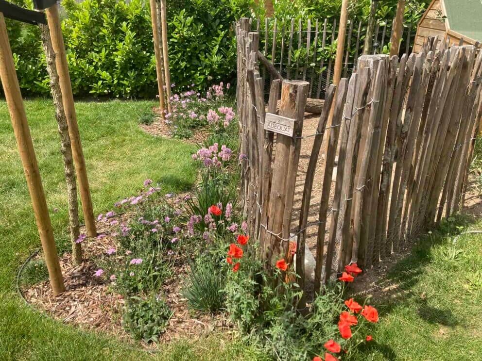 Clôture ganivielle française en bois de châtaignier de 120 cm de hauteur et avec un espacement de 6 cm. entre les lattes.