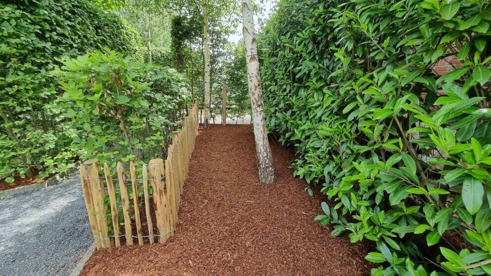 Clôture ganivielle française en bois de châtaignier de 120 cm de hauteur et avec un espacement de 8 cm. entre les lattes.