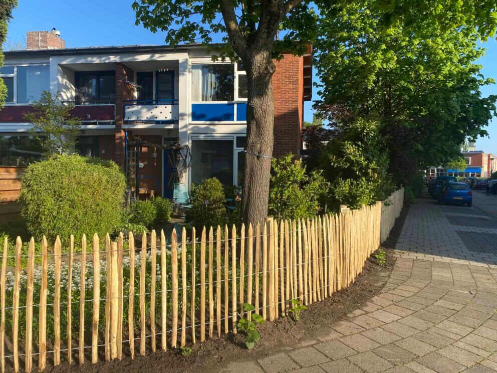 Clôture ganivielle française en bois de châtaignier de 100 cm de hauteur et avec un espacement de 4 cm. entre les lattes.