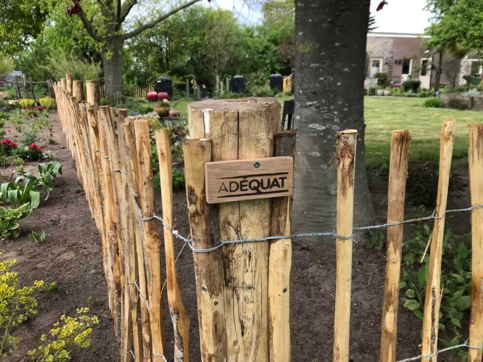 Clôture ganivielle française en bois de châtaignier de 100 cm de hauteur et avec un espacement de 8 cm. entre les lattes.