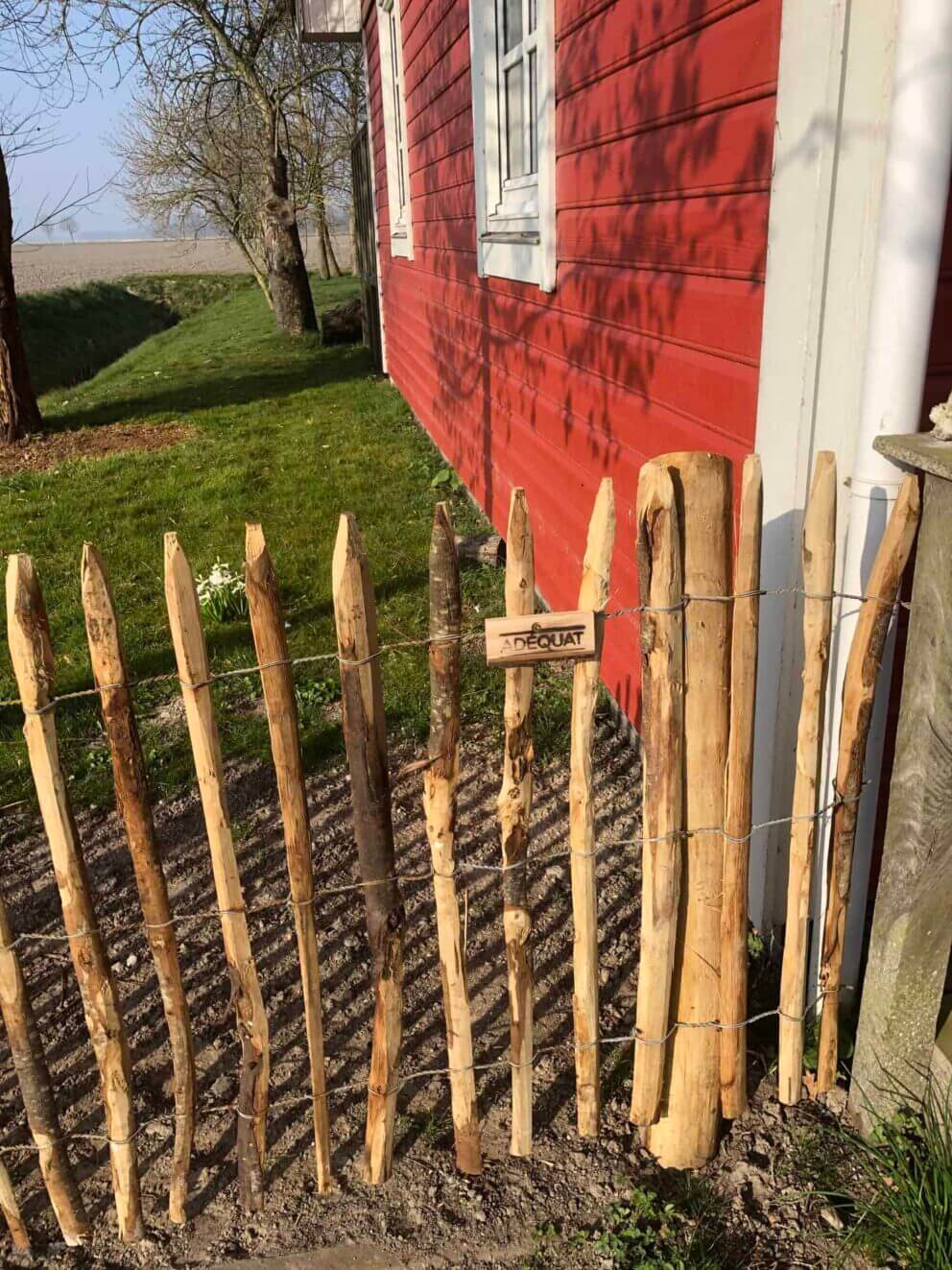 Clôture ganivielle française en bois de châtaignier de 100 cm de hauteur et avec un espacement de 6 cm. entre les lattes.