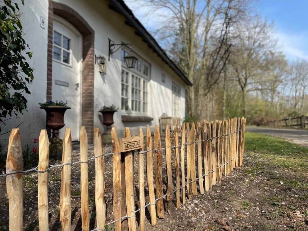 Clôture ganivielle française en bois de châtaignier de 100 cm de hauteur et avec un espacement de 4 cm. entre les lattes.