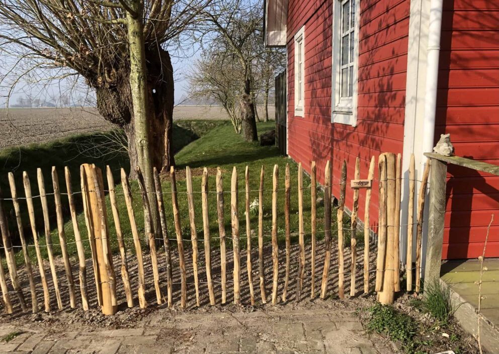 Clôture ganivielle française en bois de châtaignier de 100 cm de hauteur et avec un espacement de 6 cm. entre les lattes.