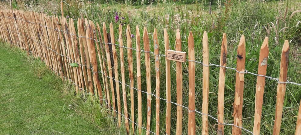 Clôture ganivielle française en bois de châtaignier de 100 cm de hauteur et avec un espacement de 6 cm. entre les lattes.