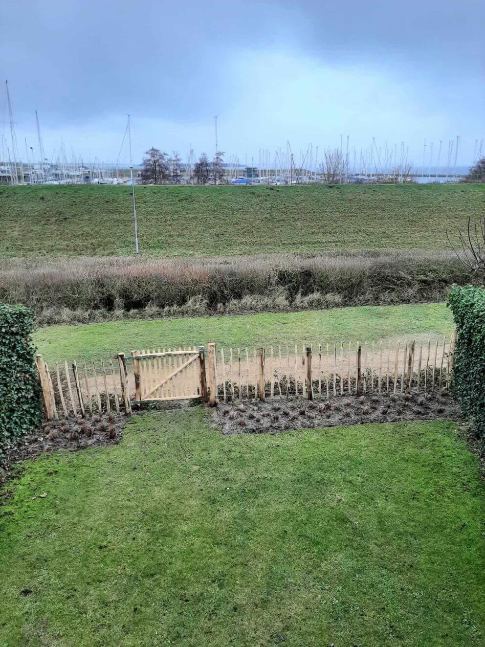 Clôture ganivielle française en bois de châtaignier de 100 cm de hauteur et avec un espacement de 10 cm. entre les lattes.