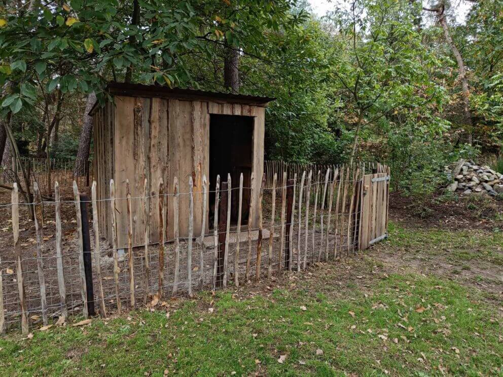 Clôture ganivielle française en bois de châtaignier de 120 cm de hauteur et avec un espacement de 10 cm. entre les lattes.