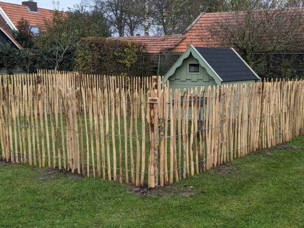 Clôture ganivielle française en bois de châtaignier de 120 cm de hauteur et avec un espacement de 6 cm. entre les lattes.