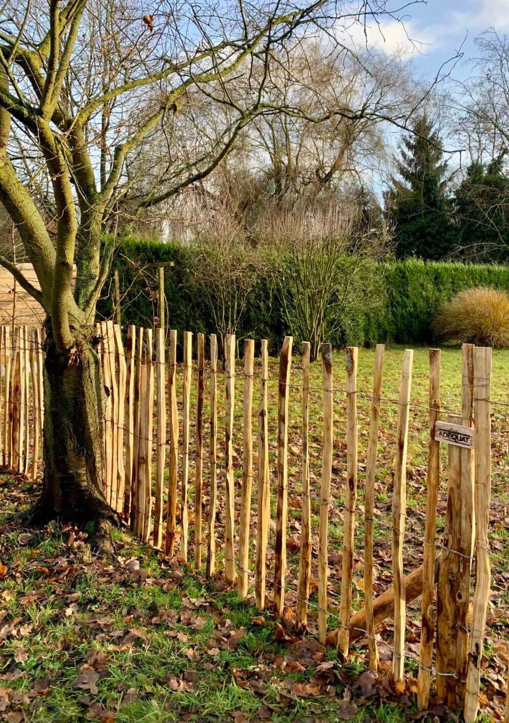 Clôture ganivielle française en bois de châtaignier de 120 cm de hauteur et avec un espacement de 8 cm. entre les lattes.