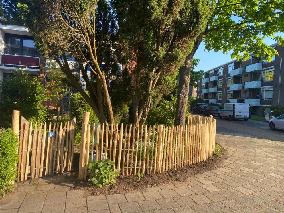 Clôture ganivielle française en bois de châtaignier de 100 cm de hauteur et avec un espacement de 4 cm. entre les lattes.