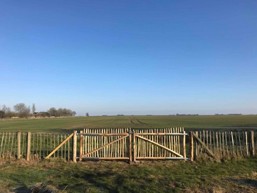 Clôture ganivielle française en bois de châtaignier de 100 cm de hauteur et avec un espacement de 4 cm. entre les lattes.