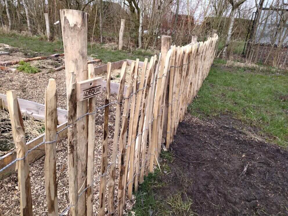 Clôture ganivielle française en bois de châtaignier de 100 cm de hauteur et avec un espacement de 6 cm. entre les lattes.