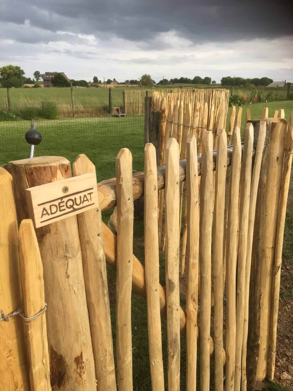 Clôture ganivielle française en bois de châtaignier de 120 cm de hauteur et avec un espacement de 4 cm. entre les lattes.