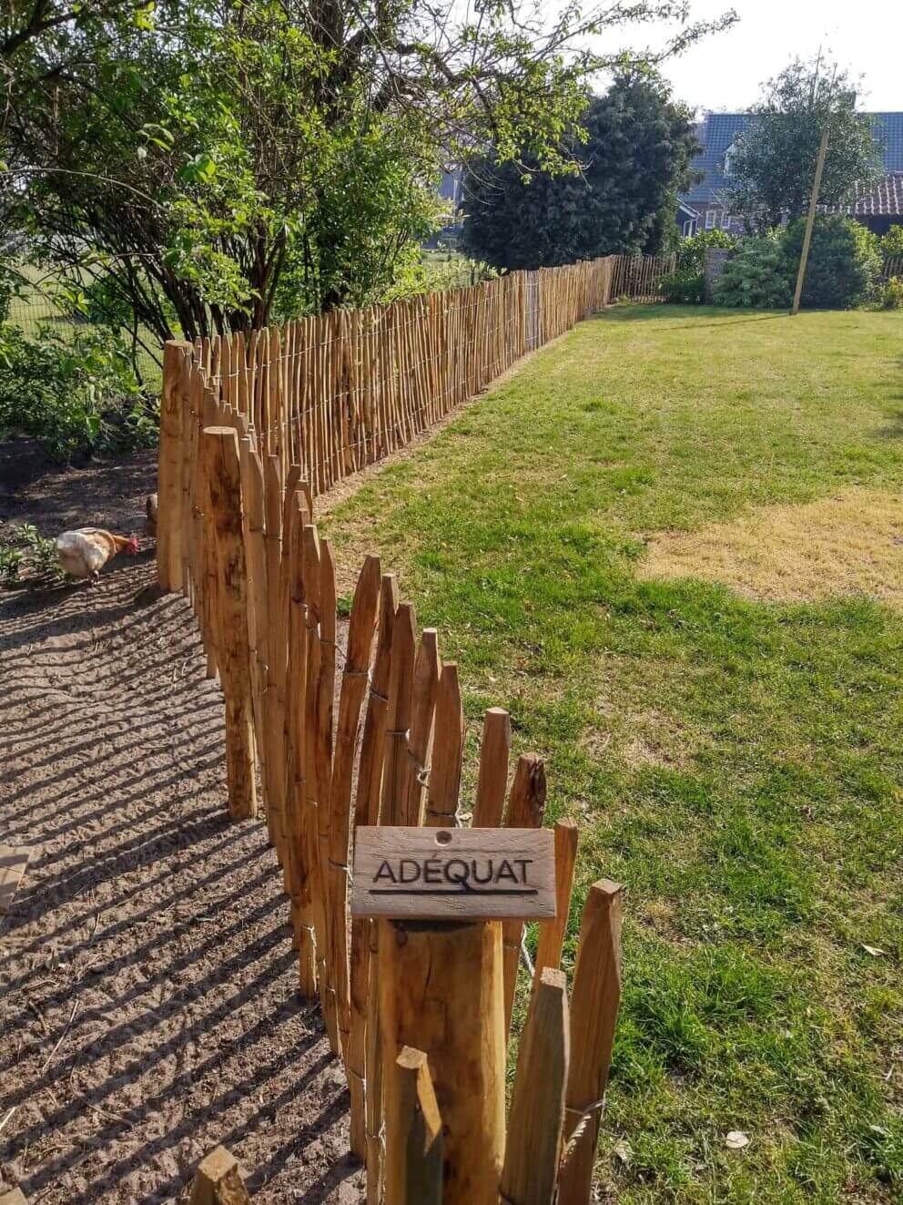 Clôture ganivielle française en bois de châtaignier de 100 cm de hauteur et avec un espacement de 6 cm. entre les lattes.